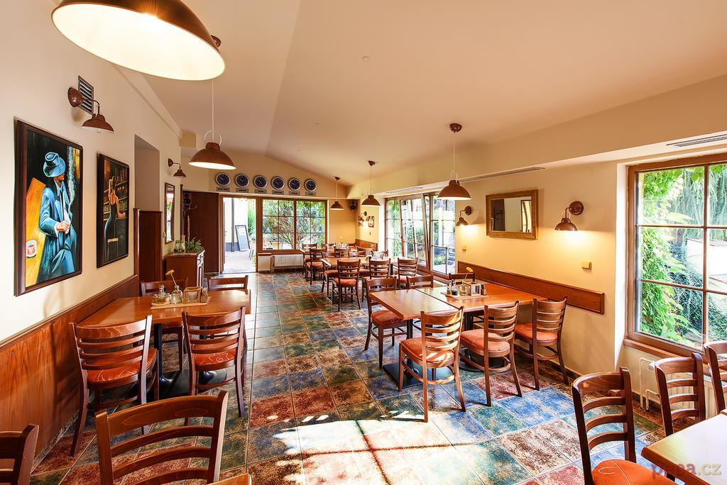 Restaurace A Penzion U Palecku Skutec Ngoại thất bức ảnh